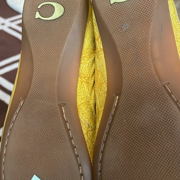 Coach sandals super cute Cream lemony yellow logo pins with bows - Picture 7 of 7